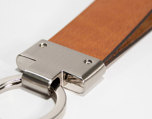 Schlüsselanhänger aus Leder mit Gravur handegefertigt und geschraubt