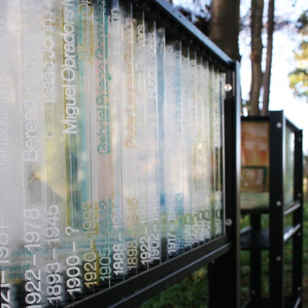 Druckplatten aus Acryl als Denkmal zur Erinnerung von KZ-Inhaftierten im KZ Neuengamme