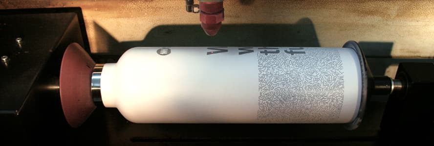 Lasergravur auf zylindrischen Produkten