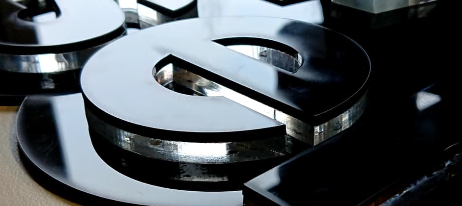 Acryl Buchstaben hergestellt per Laserschnitt verwendet als hochwertiges Schild