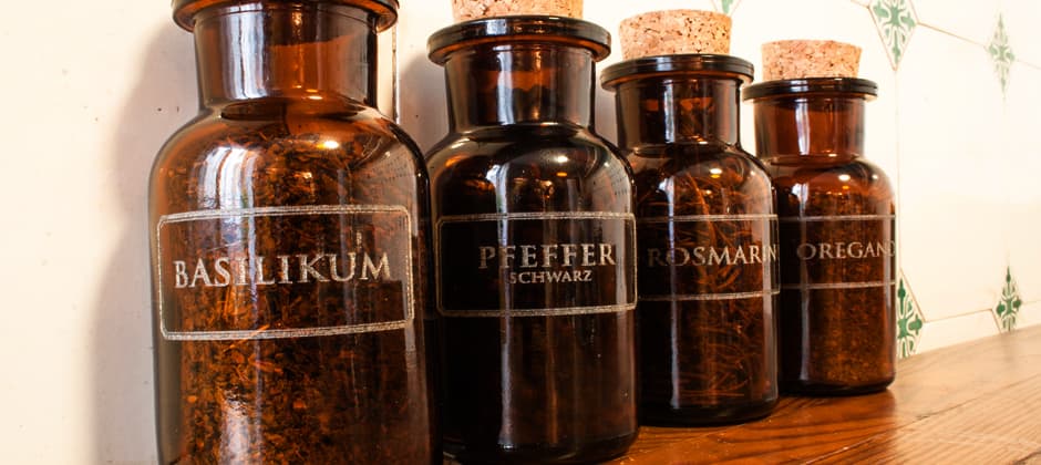 Gewürzaufbewahrung in Braunglasflaschen