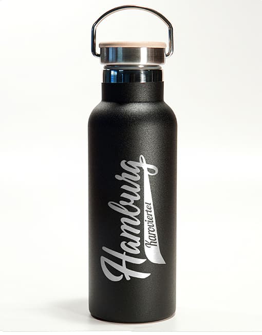 Edelstahl Trinkflasche isoliert in schwarz mit Hamburg Karoviertel Gravur