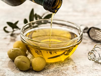 Olivenöl zur Pflege eines Schneidebretts aus Holz verwenden