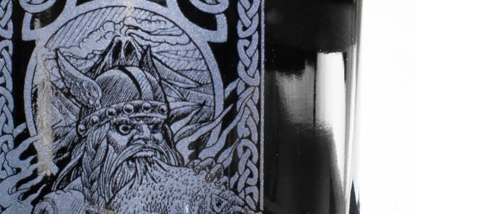 lasergravierte Apothekerflasche aus Blauglas im Kundenauftrag