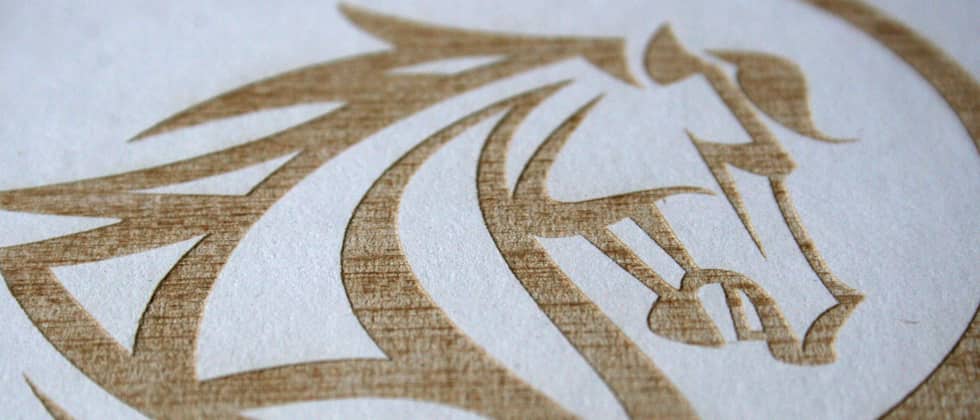 Logogravur auf weissem Deckblatt aus Karton