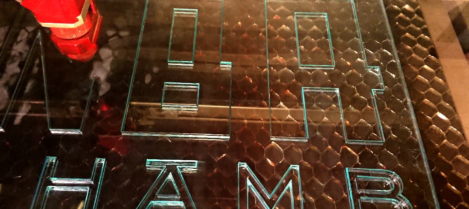 Laserschnitt von Buchstaben aus klarem Acryl