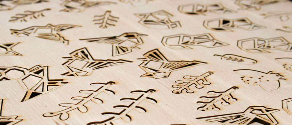 Anhänger für Halsketten aus Holz nach Kundenwunsch geschnitten