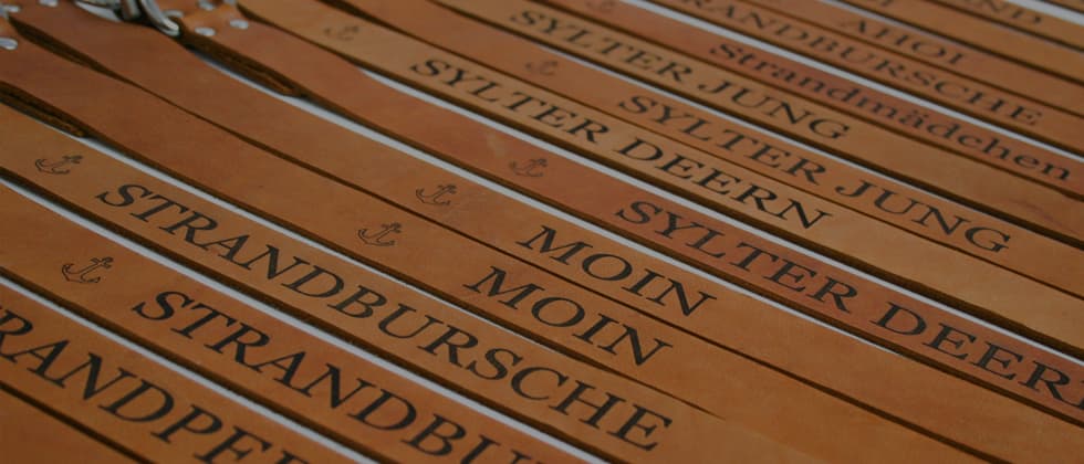 Hundehalsband aus Leder mit unterschiedlichen Gravuren