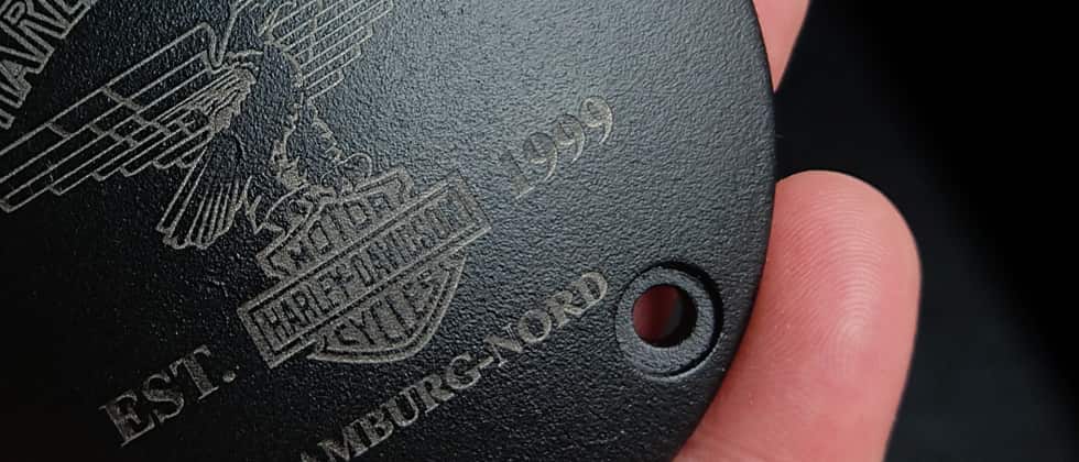 lasergravur auf pulverbeschichtetem metall