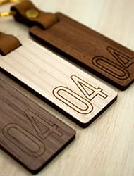 Schlüsselanhänger für den Hotelbedarf aus verschiedenen Holzsorten