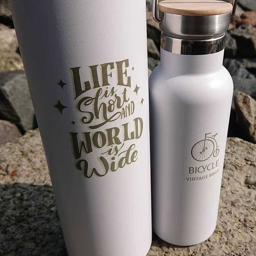 Trinkflaschen Edelstahl mit weißer Pulverbeschichtung, Bambusdeckel und personalisierter Lasergravur 